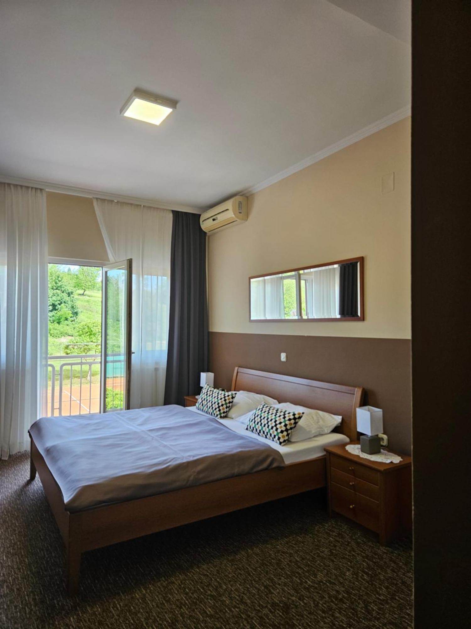 Bed And Breakfast Restaurant Dp Donji Zvecaj 외부 사진