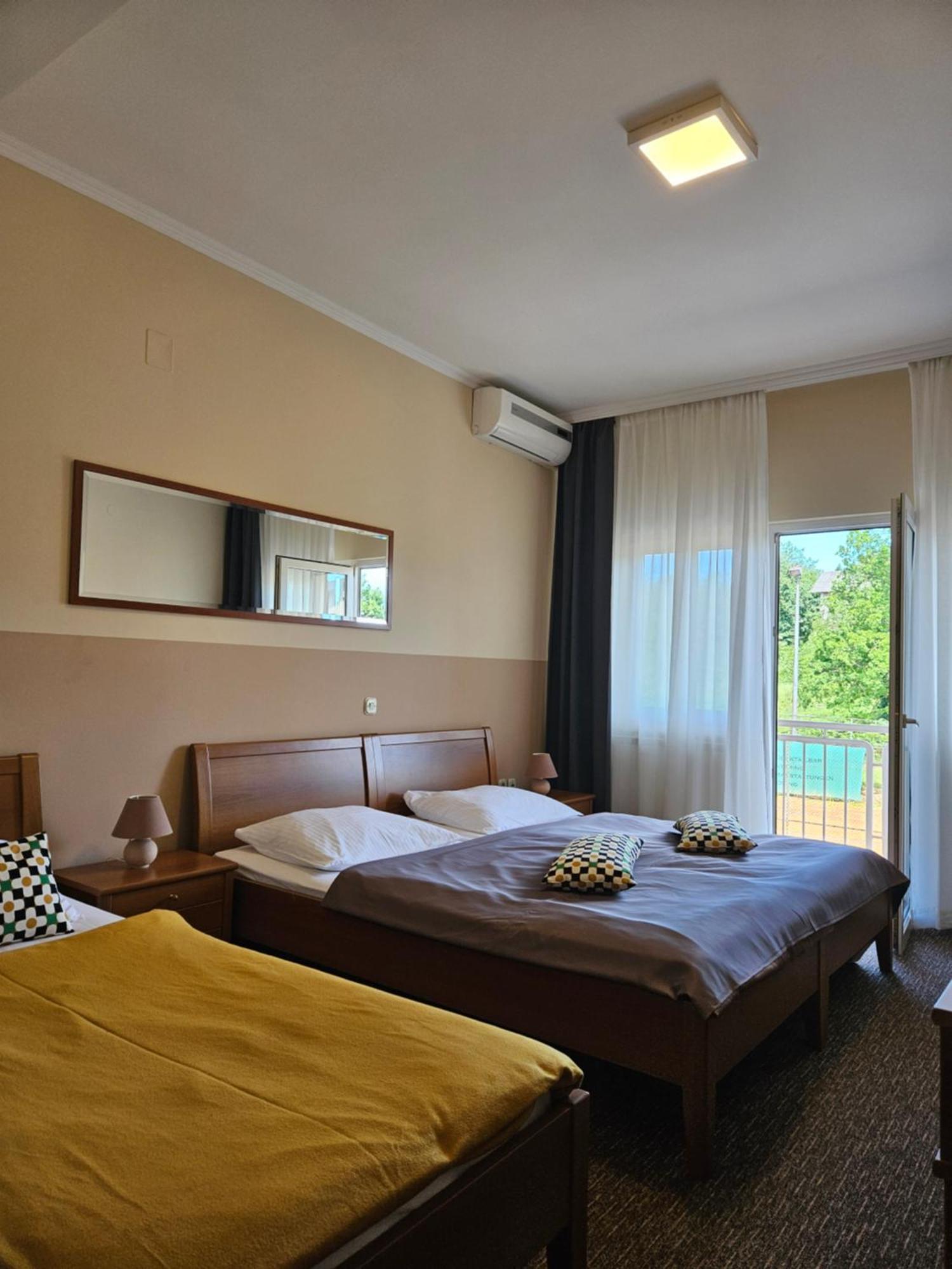 Bed And Breakfast Restaurant Dp Donji Zvecaj 외부 사진